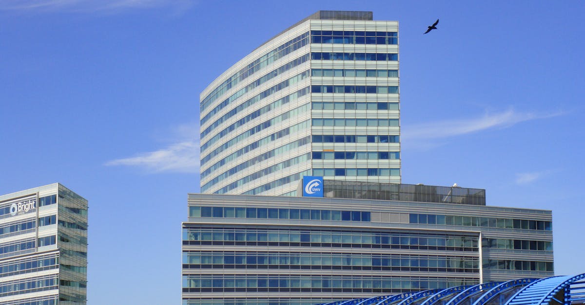 How can a commercial real estate company help a business negotiate the best deal on a commercial lease?