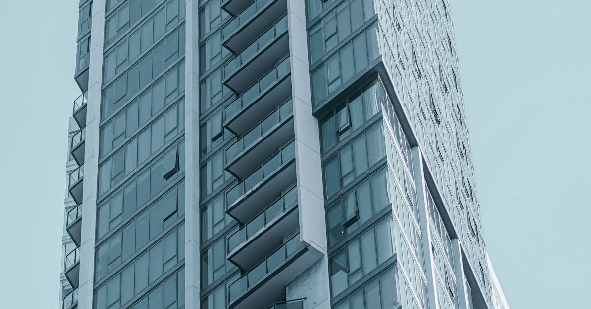 What are the benefits of using a commercial real estate company that only represents tenants leasing commercial space?